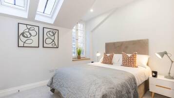 2 bedrooms, desk, iron/ironing board, travel crib