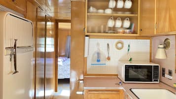 Refrigerador, microondas, cafetera y tetera y tetera eléctrica