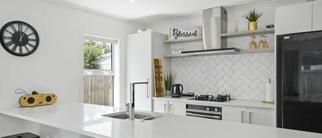 Kjøleskap, mikrobølgeovn, oppvaskmaskin og brødrister