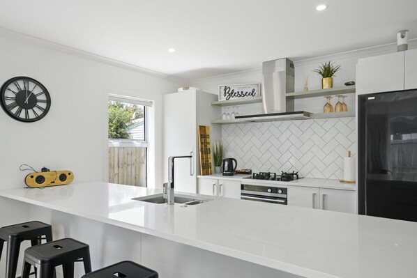 Kjøleskap, mikrobølgeovn, oppvaskmaskin og brødrister