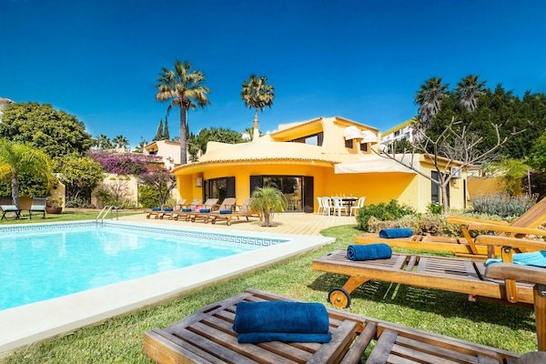 Utendørsbasseng og solsenger