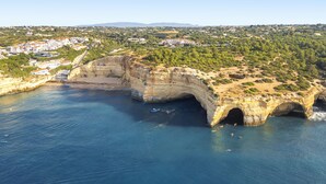 Aerial view - Family retreat w/ pool & BBQ in Montechoro (Albufeira)