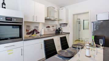 Kühlschrank, Mikrowelle, Ofen, Herdplatte