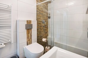 Dusch, hårtork och handdukar