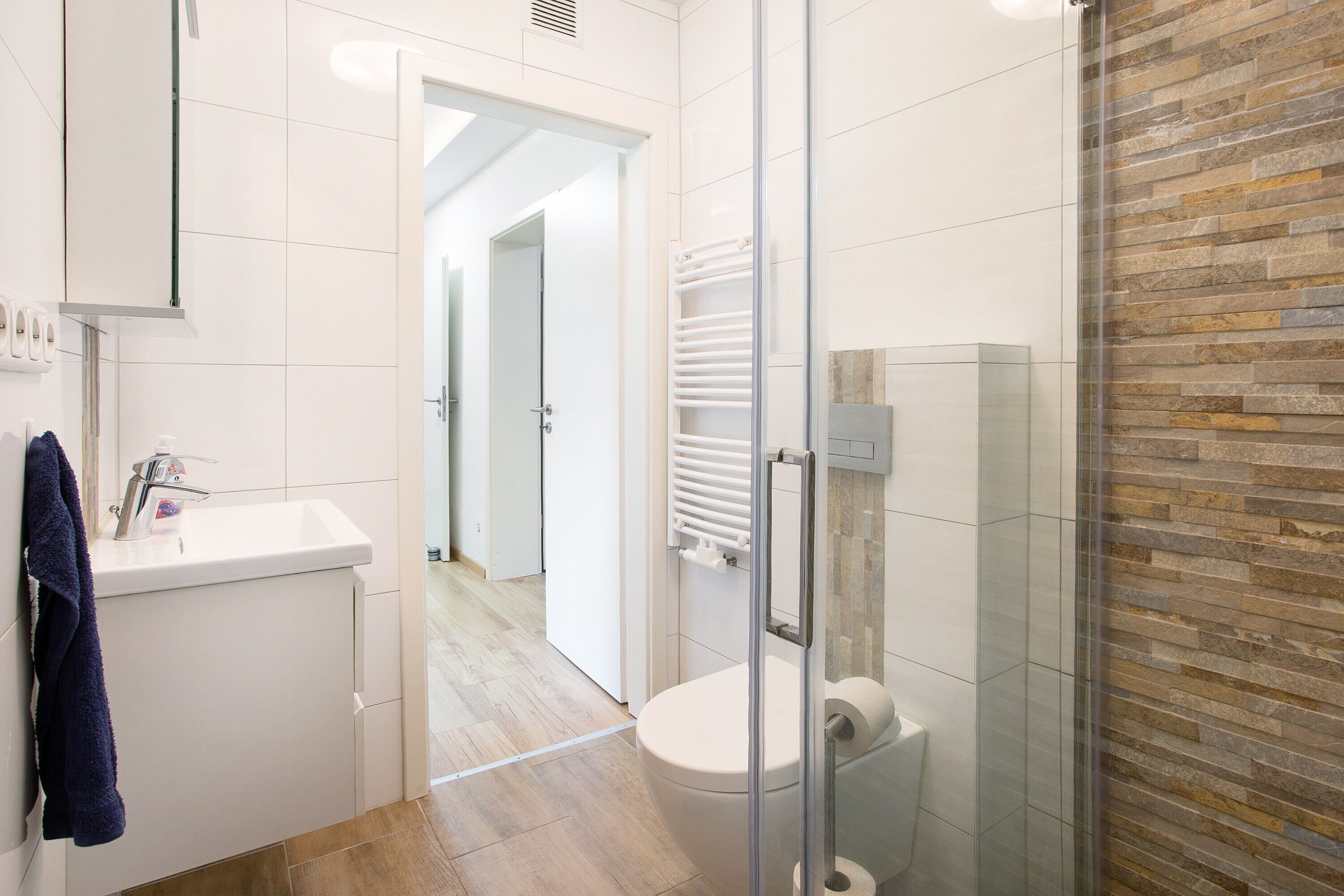 Regadera, secadora de cabello, toallas 