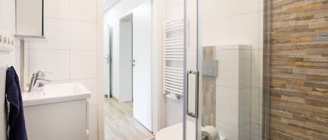 Douche, sèche-cheveux, serviettes fournies