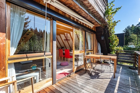 屋外ダイニングエリア. Chalet Charming cottage with garden, nature, stream, forest, tranquility
