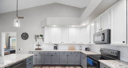 Spacious 5BR w/ Pool, Spa, Putting Green, 2 King Suites + Golf Nearby