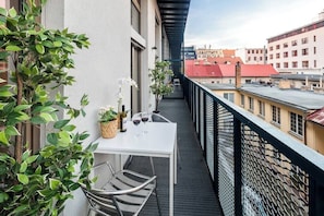 Outdoor dining - Křižíkova loft with 3 bedrooms and parking (Prague)