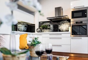 Fridge, microwave, oven, coffee/tea maker - Křižíkova loft with 3 bedrooms and parking (Prague)