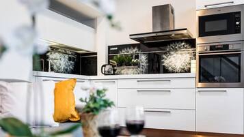 Een koelkast, een magnetron, een oven, een koffiezetapparaat/waterkoker