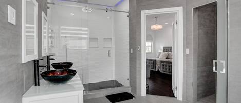 Shower, jetted bath, hair dryer, towels