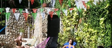 Una piscina al aire libre, sillones reclinables de piscina