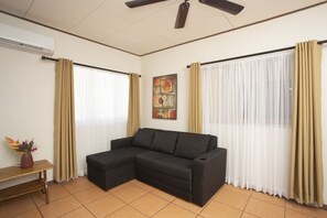 Grand-Vierbettzimmer | Wohnbereich | 32-Zoll-Smart-TV mit Kabelempfang, Fernseher