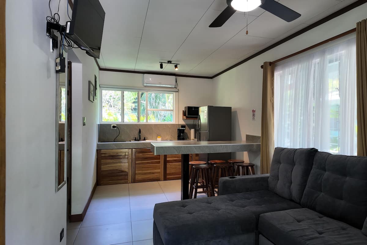 Edredón, caja de seguridad en la habitación y decoración personalizada