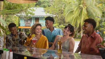 Bar en bord de piscine