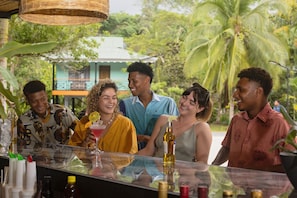 Bar à beira da piscina