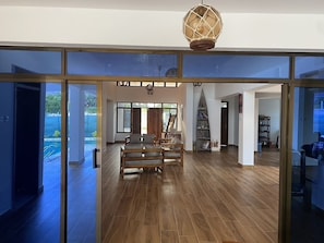 المنشأة من الداخل