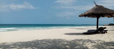 Ligstoelen aan het strand, strandlakens