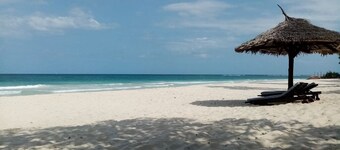 Backdoor Villa - Private villa with big pool, a chef free of charge