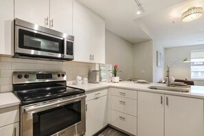 Fridge, microwave, stovetop, dishwasher