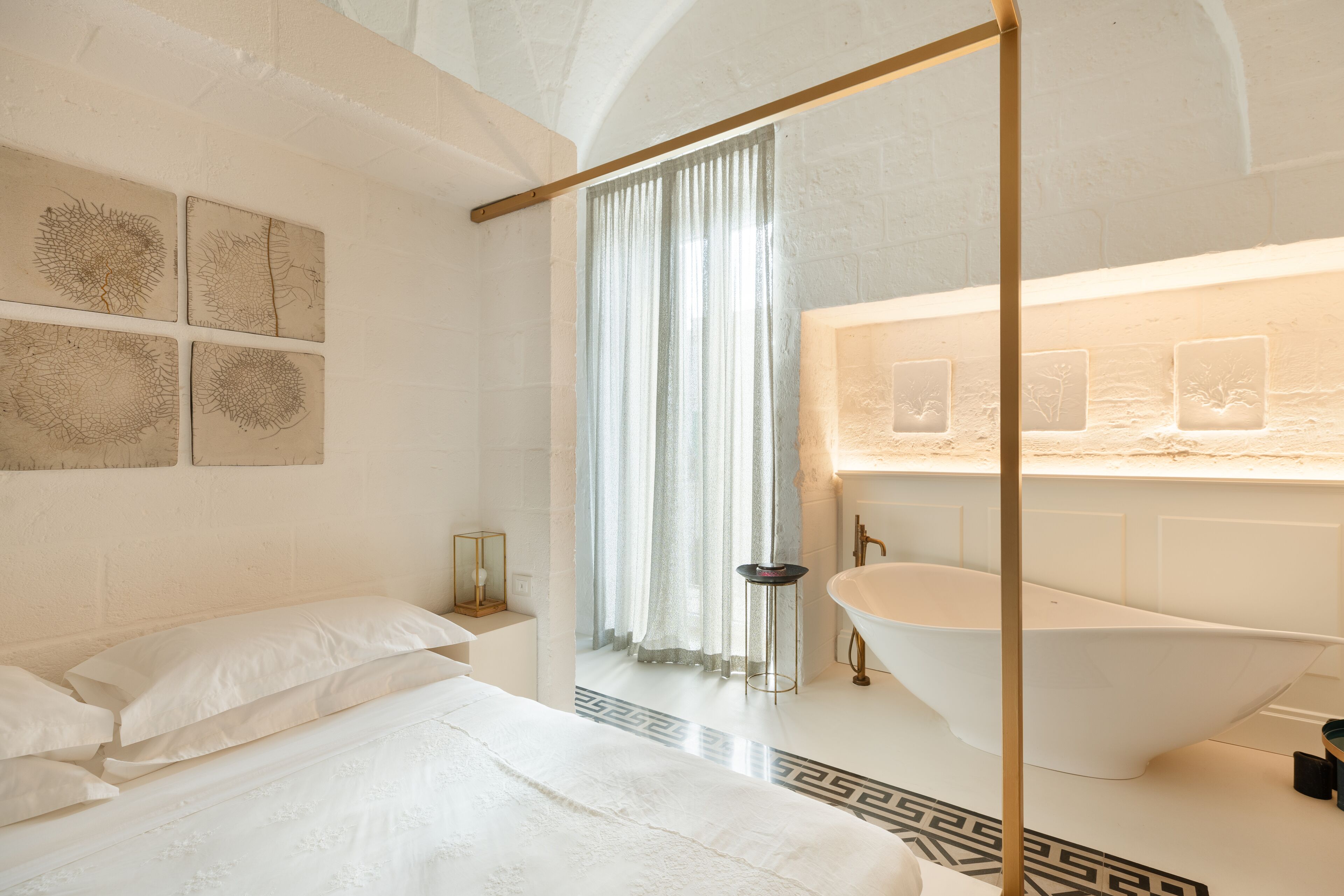 Une salle de bain moderne avec une baignoire sur pieds, un grand miroir et un meuble-lavabo.