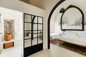 Habitación cuádruple | Minibar, caja de seguridad en la habitación y escritorio 