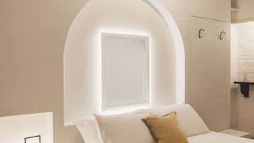 Triple Room | Minibar, in-room safe, desk, blackout curtains