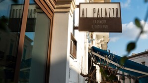 Un edificio con un letrero que dice 'AL PALAZZO LA DIMORA IL RESTORANTE'.