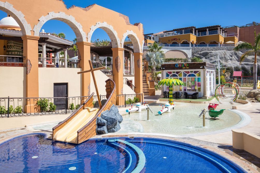 Una piscina cubierta
