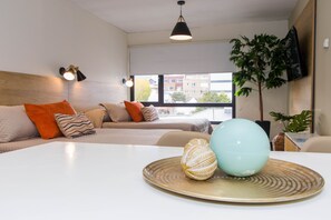 Studio (2F)