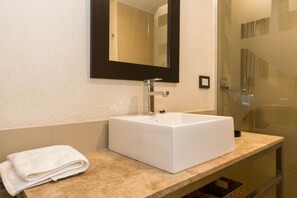 Studio (2F) | Bathroom | Free toiletries, hair dryer, bidet, towels