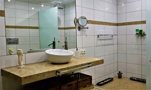 Hårtørrer, bidet, håndklæder, Sæbe