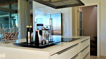 Een koelkast, een magnetron, een oven, een kookplaat