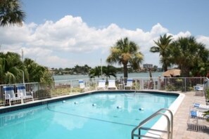 Utomhuspool och uppvärmd pool