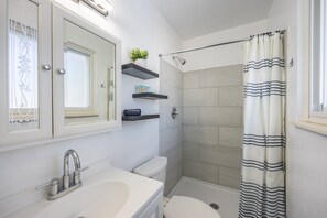 Shower, hair dryer, towels, soap - The Mountain Retreat: Steps to Palmer Park, Central COS, Sleeps 8 (Colorado Springs)
