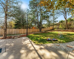 Property grounds - The Mountain Retreat: Steps to Palmer Park, Central COS, Sleeps 8 (Colorado Springs)