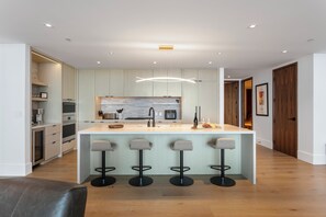 Een koelkast, een microgolfoven, een oven, een vaatwasser