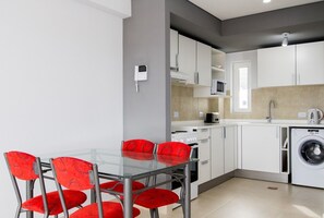 Apartamento | Cozinha privada | Geladeira, micro-ondas, fogão, cooktop