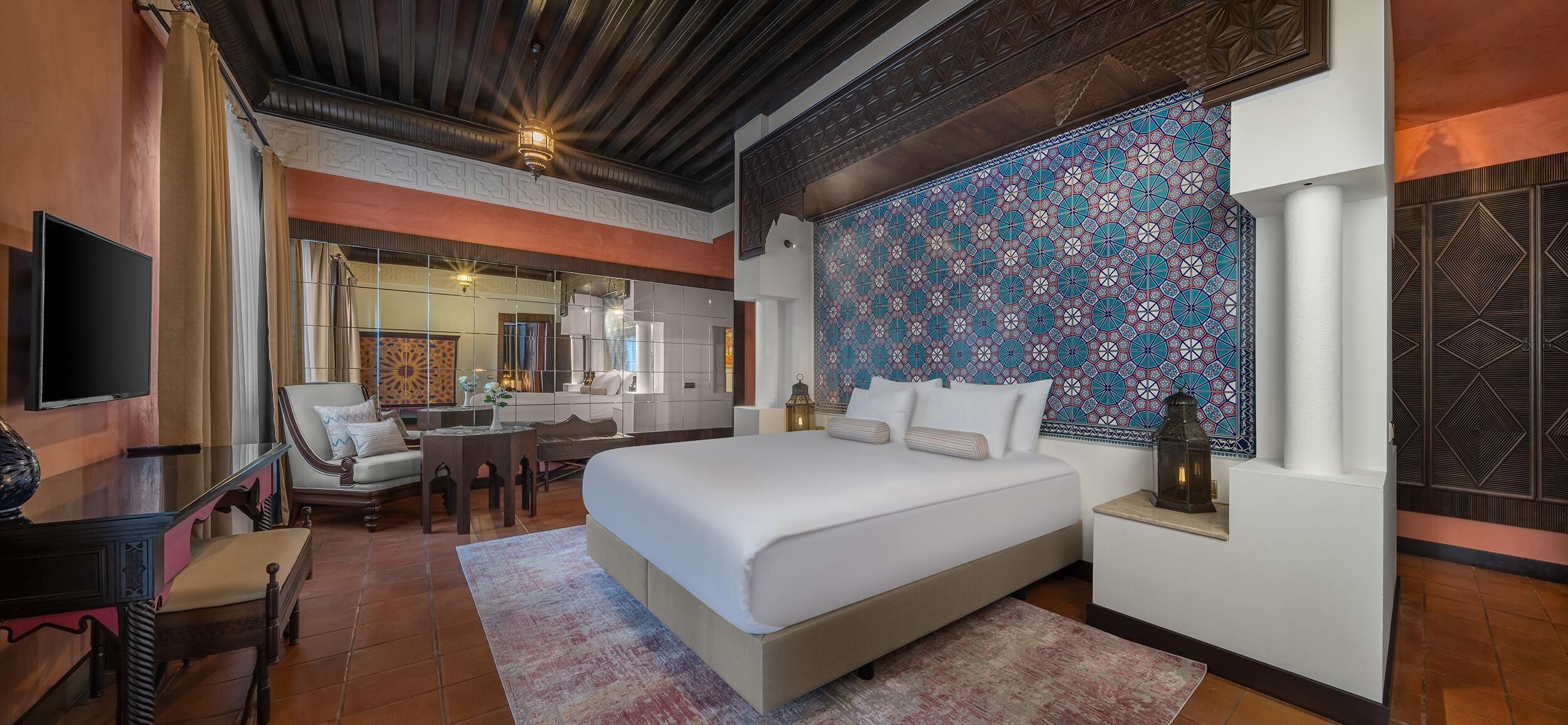 Sultan Suite with Jacuzzi | Minibar, brankas, setrika/meja setrika, dan tempat tidur bayi gratis