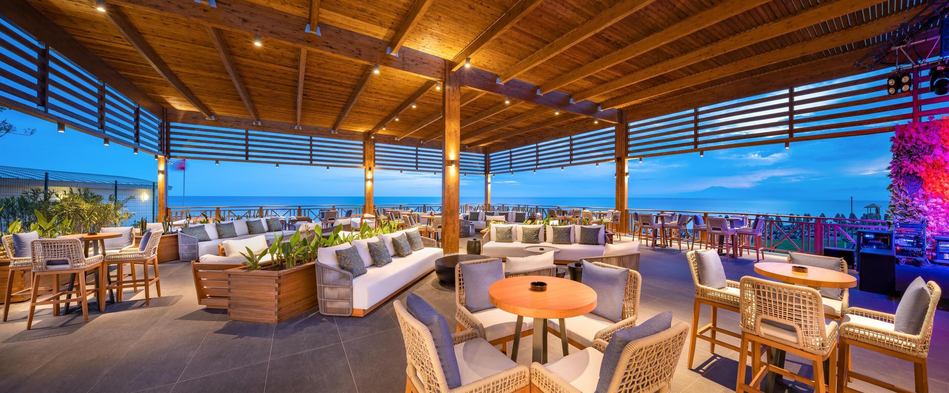 7 bars, 2 bars en bord de piscine, bar de plage