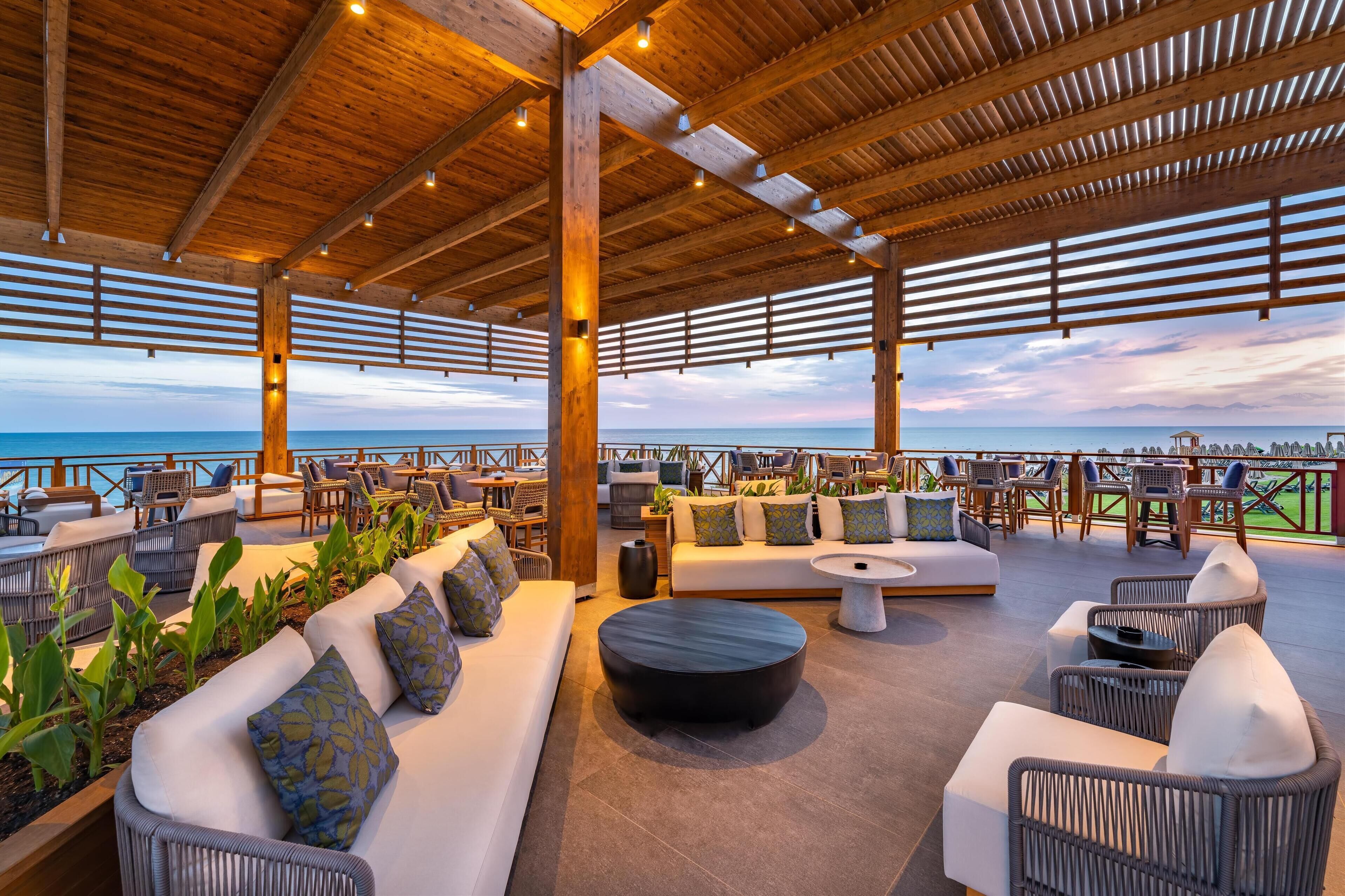 7 bars, 2 bars en bord de piscine, bar de plage