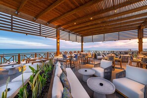 5 bars/lounges, beach bar