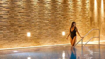 Piscina coperta, con ingresso dalle 08:00 alle 20:00, lettini