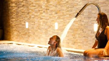 Piscine couverte, accÚs possible de 08 h 00 à 20 h 00, chaises longues