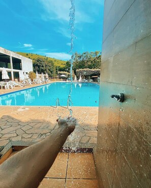 Outdoor pool, open 9:00 AM to 9:00 PM, free cabanas, sun loungers - Pousada Emmanuel (Laje do Muriaé)