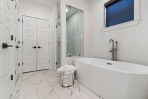 Dusche, Whirlpool, Haartrockner, Bidet