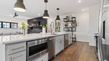 Een koelkast, een magnetron, een oven, een kookplaat