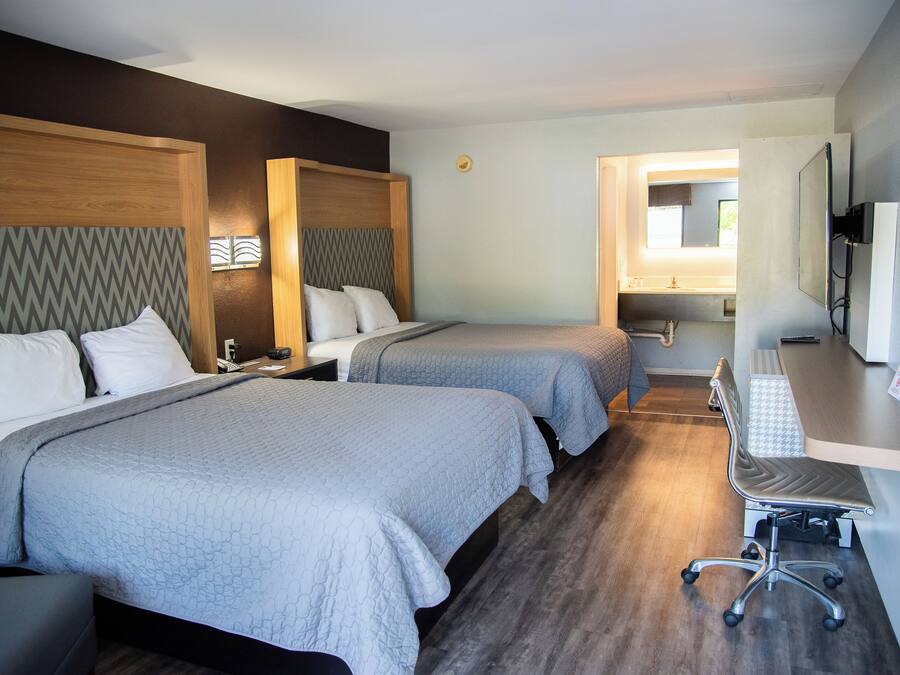 Ropa de cama de alta calidad, colchones con pillow-top y escritorio