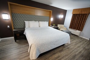 高档床上用品、加厚床垫、办公桌、笔记本电脑工作区